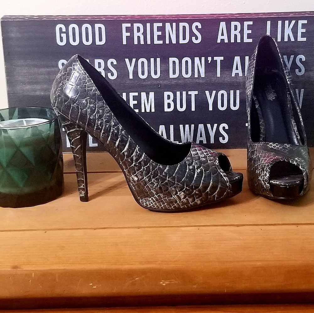 Charlotte Russe peep toe snake print heels sz.8